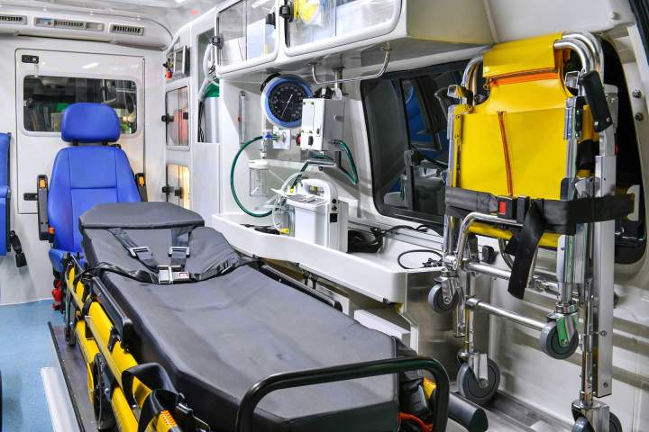 Comment une ambulance équipée prend-elle en charge un patient nécessitant un transport allongé ? Alençon